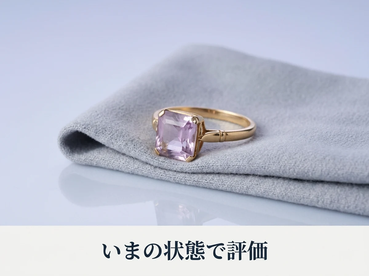 布の上に置かれた、色の薄いアメジストの指輪