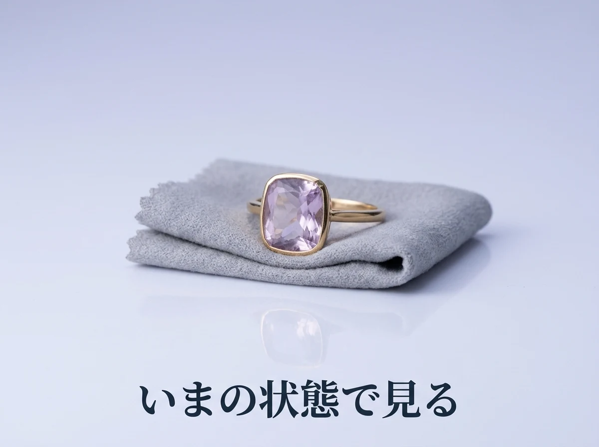 布の上に置かれた、色の薄いアメジストの指輪
