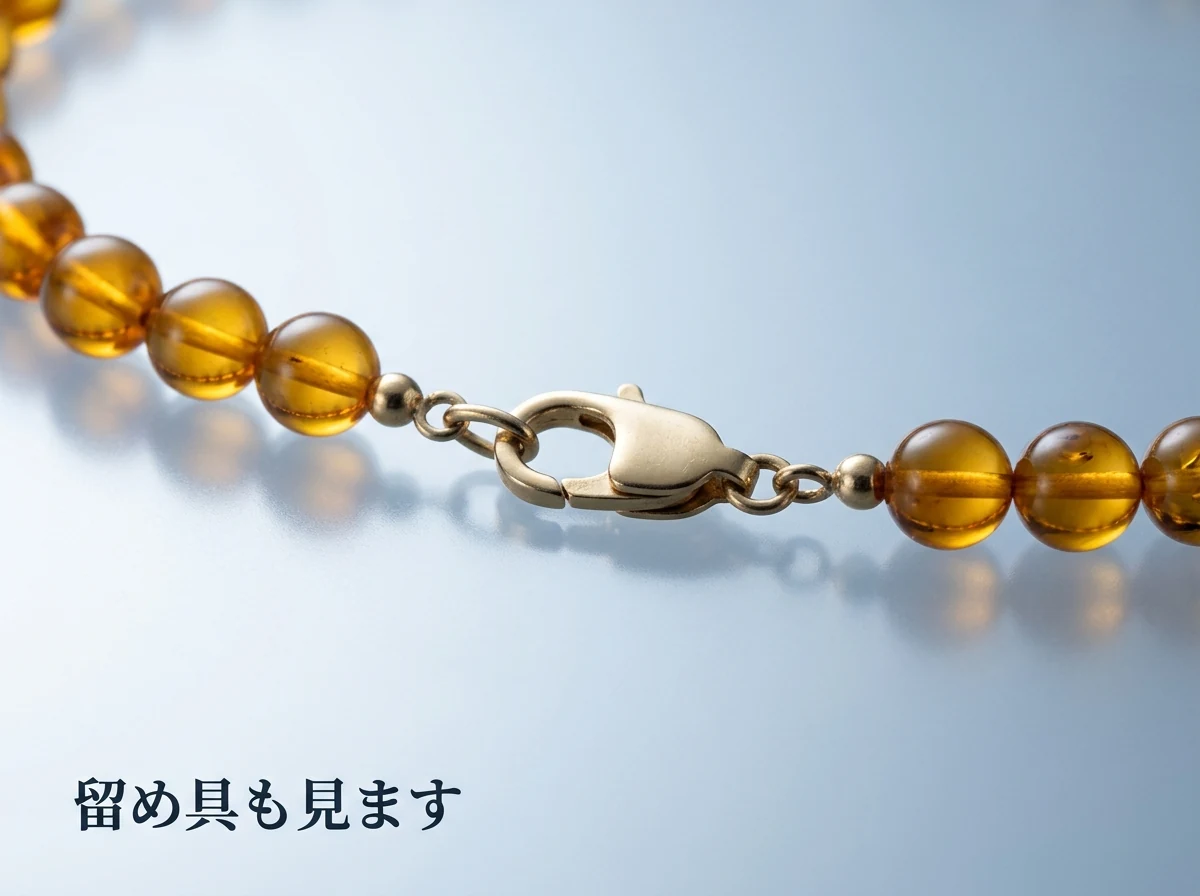 琥珀のネックレスの金色の留め具を寄って撮った写真